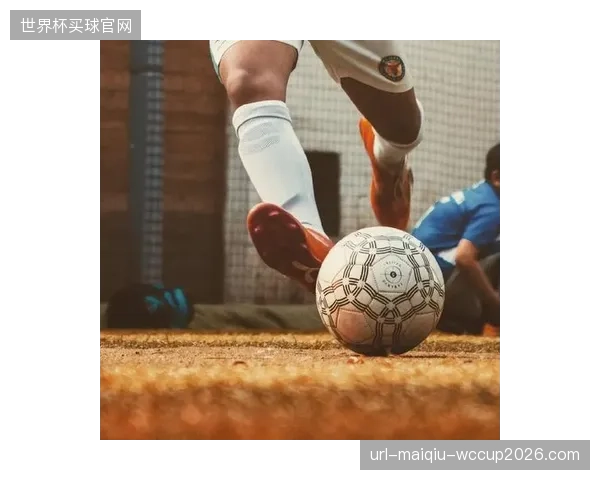 卡塔尔队的中场压迫战术是一把双刃剑，防线身后空档的保护将面临严峻挑战。